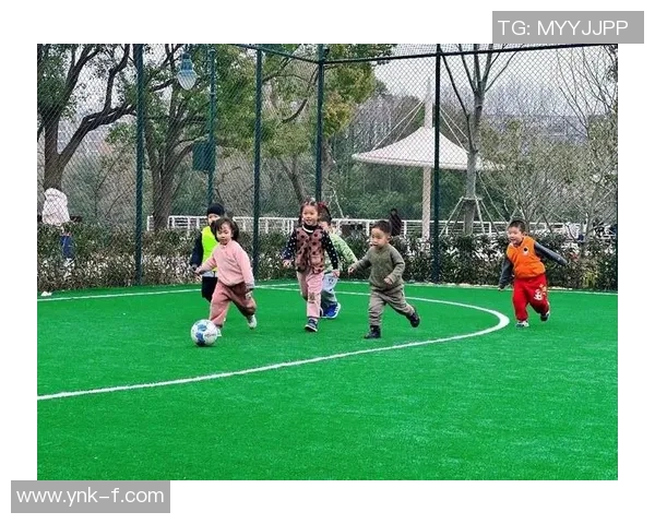 带儿子一起追梦的足球明星们在绿茵场上的亲子时光